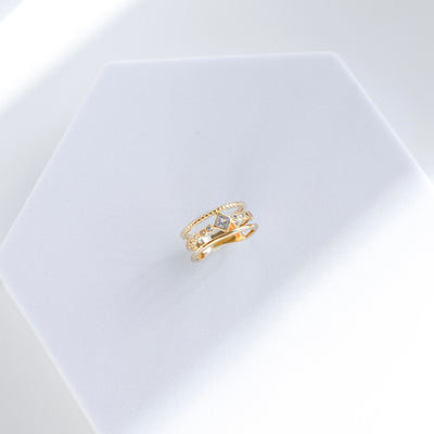 TRIPLE DIAMOND CENTER RING