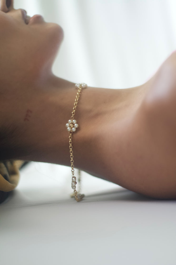 FLOWER POWER PEARL NECKLACE