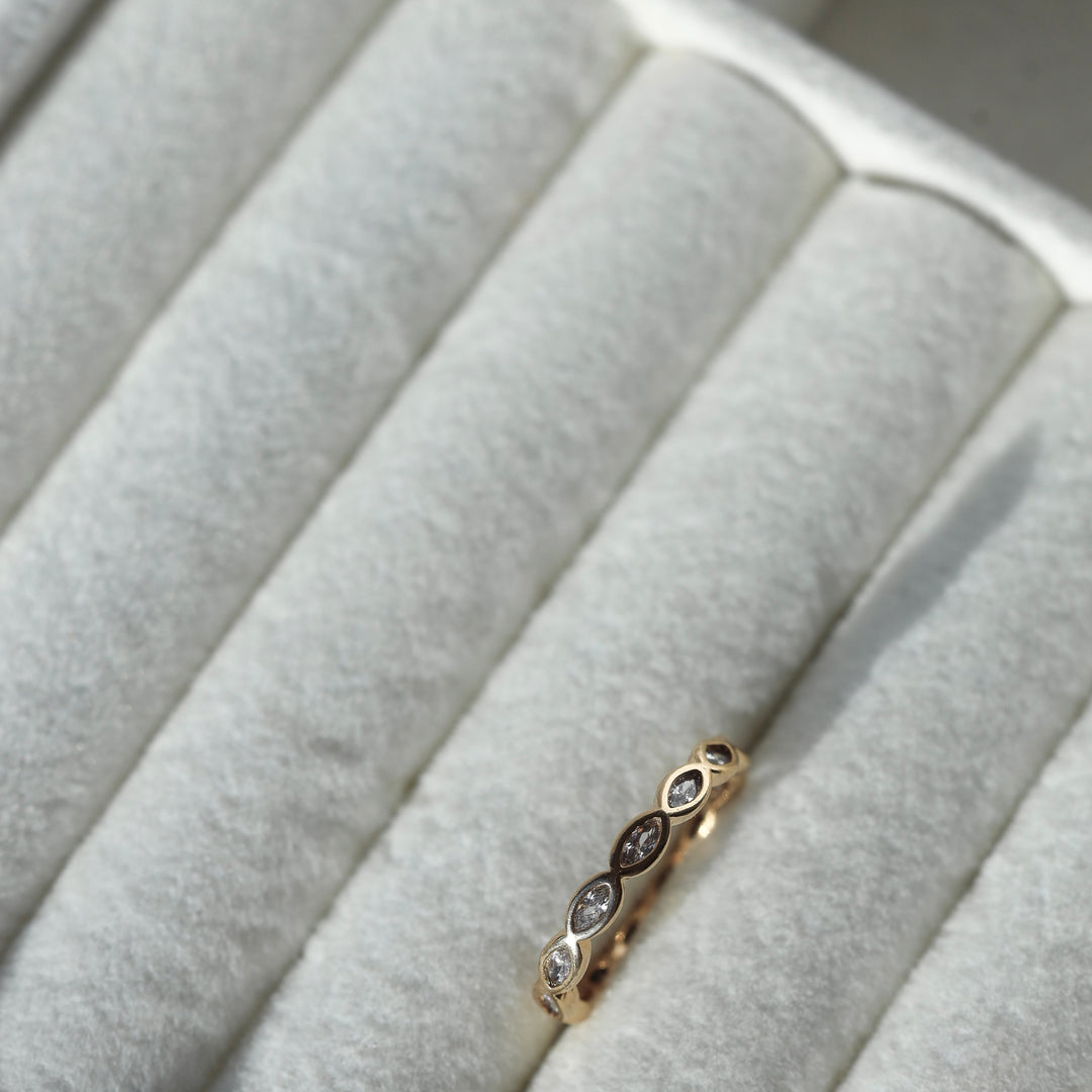 DIAMOND EYE BEZEL RING