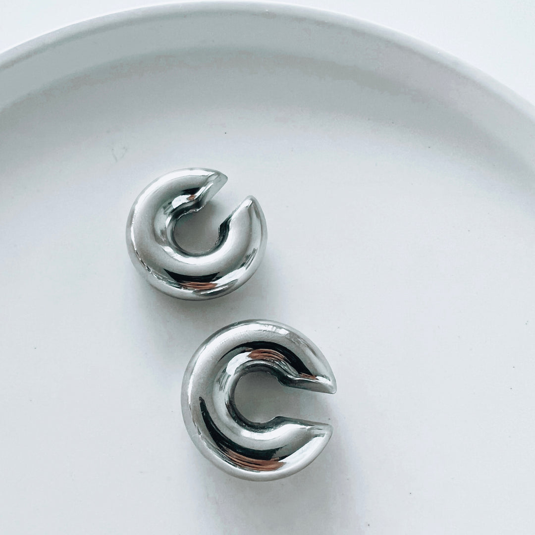 SILVER DOUGHNUT EAR-CUFF