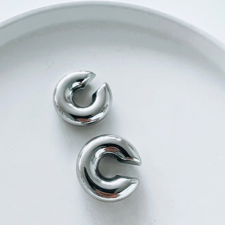 SILVER DOUGHNUT EAR-CUFF