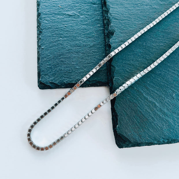 UN POQUITO NECKLACE