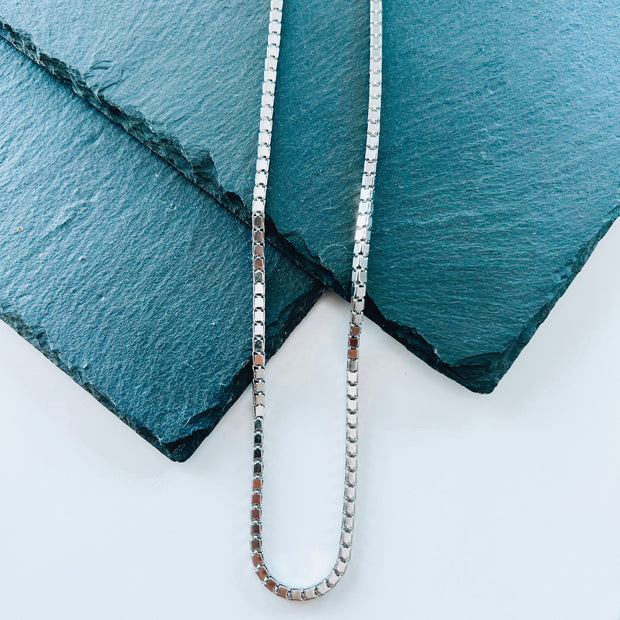 UN POQUITO NECKLACE